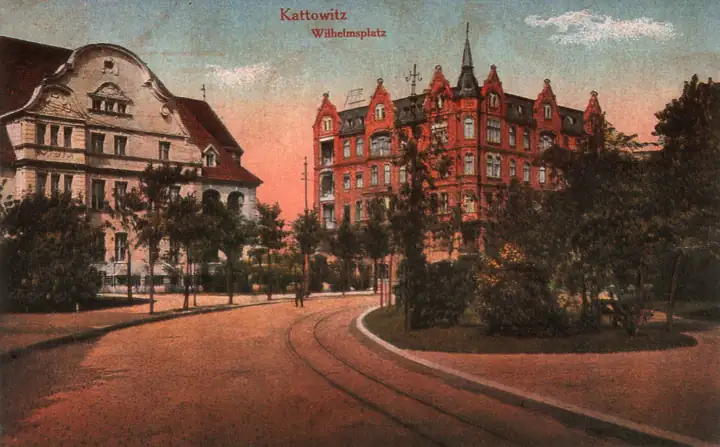 Stara pocztówka z Katowic: Wilhelmsplatz z kamienicami i torami tramwaju